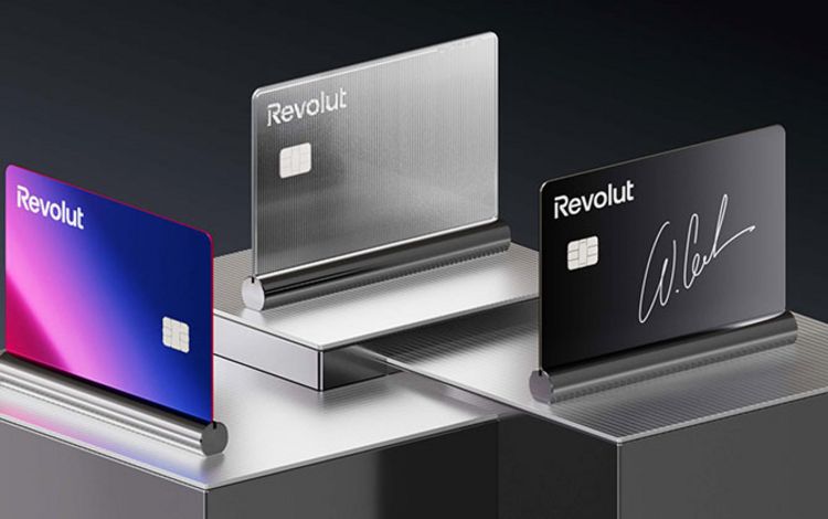Verschiedene Debitkarten der Challenger-Bank Revolut