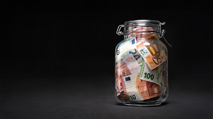 Ein Einmachglas mit Banknoten als Spartopf